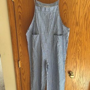 Perfect for summer, this fun piece is in excellent condition . It is very light.